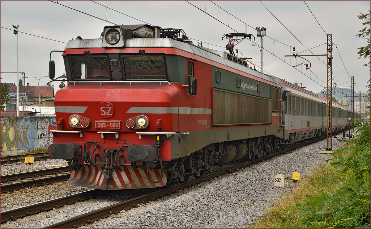 SŽ 363-009 zieht EC151 'Emona' durch Maribor-Tabor Richtung Ljubljana. /27.10.2014