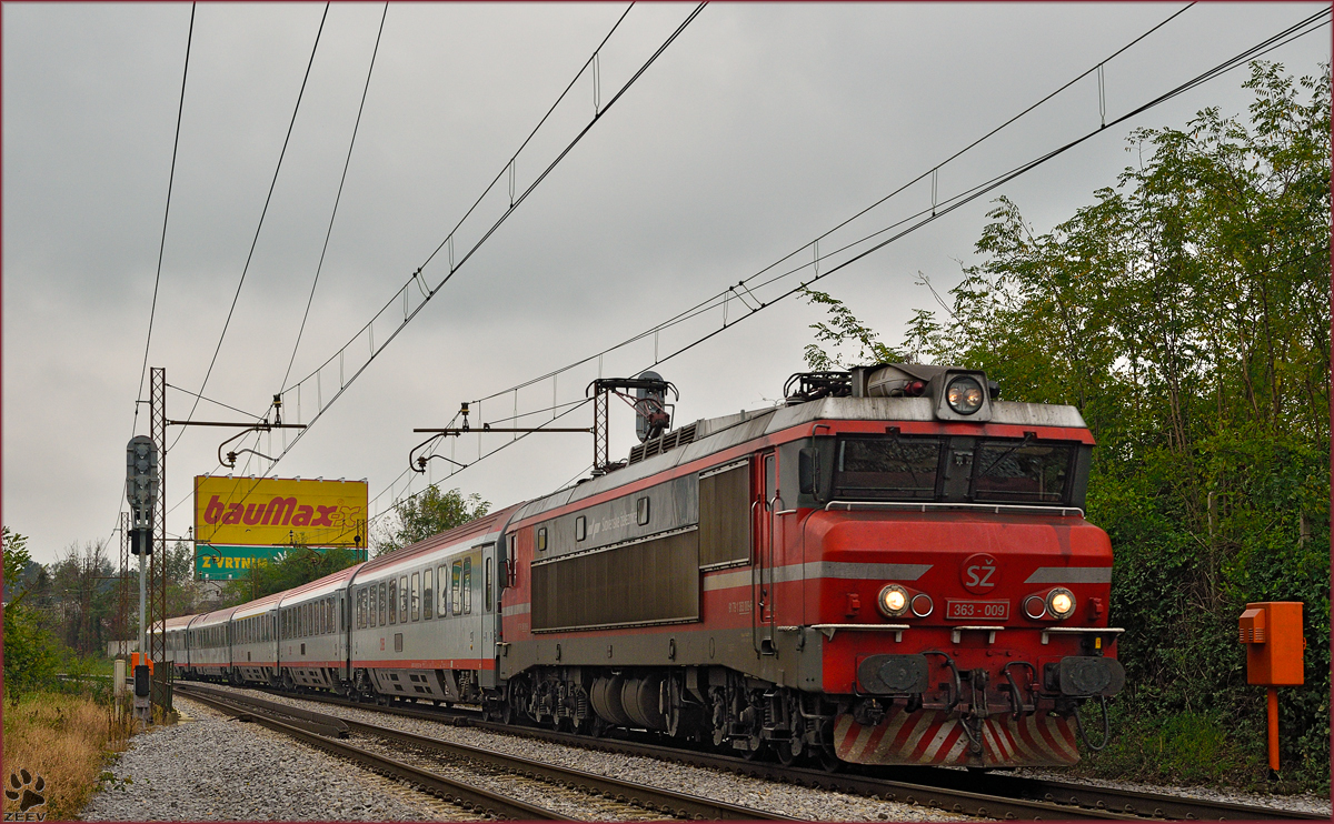 SŽ 363-009 zieht EC158 'Croatia' durch Maribor-Tabor Richtung Wien. /27.10.2014