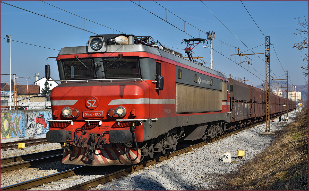 SŽ 363-009 zieht lehren Erzzug durch Maribor-Tabor Richtung Koper Hafen. /20.2.2015