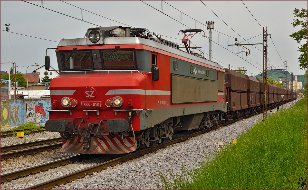 SŽ 363-010 zieht Erzzug durch Maribor-Tabor Richtung Koper Hafen. /7.5.2014