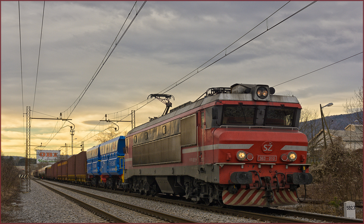 SŽ 363-010 zieht Güterzug durch Maribor-Tabor Richtung Norden. /31.1.2020