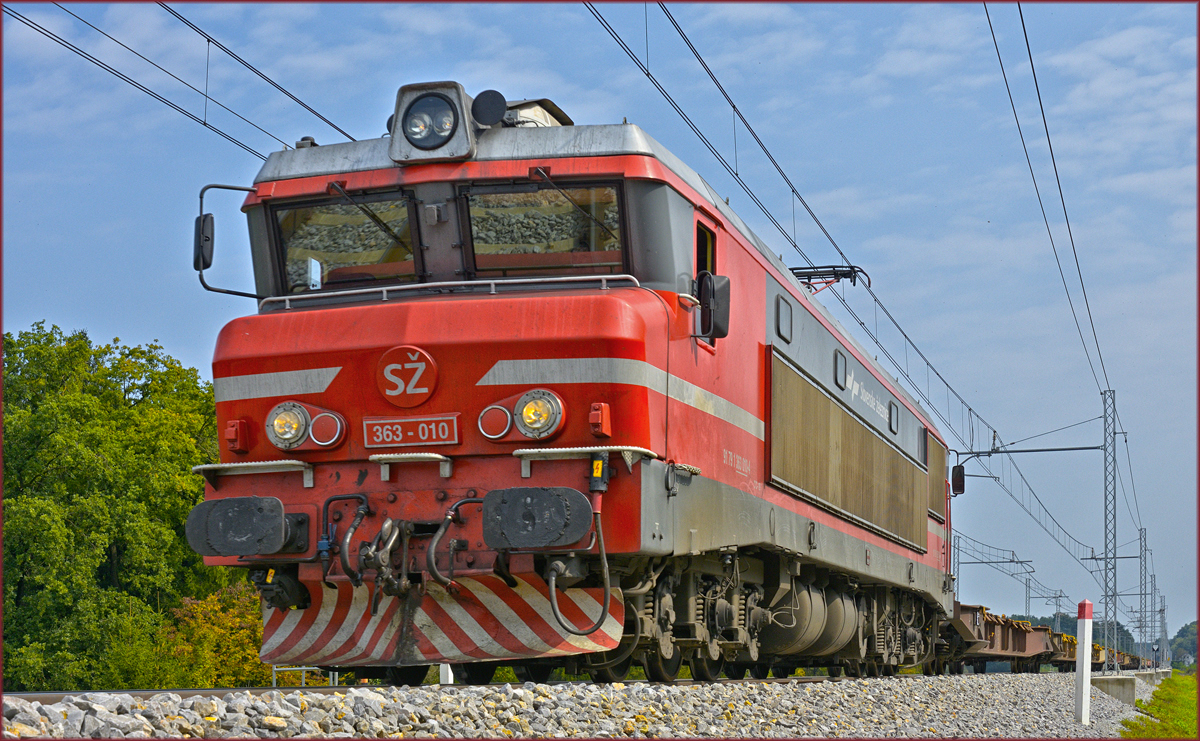 SŽ 363-010 zieht leeren Containerzug an Črešnjevec vorbei Richtung Koper Hafen. /5.9.2018