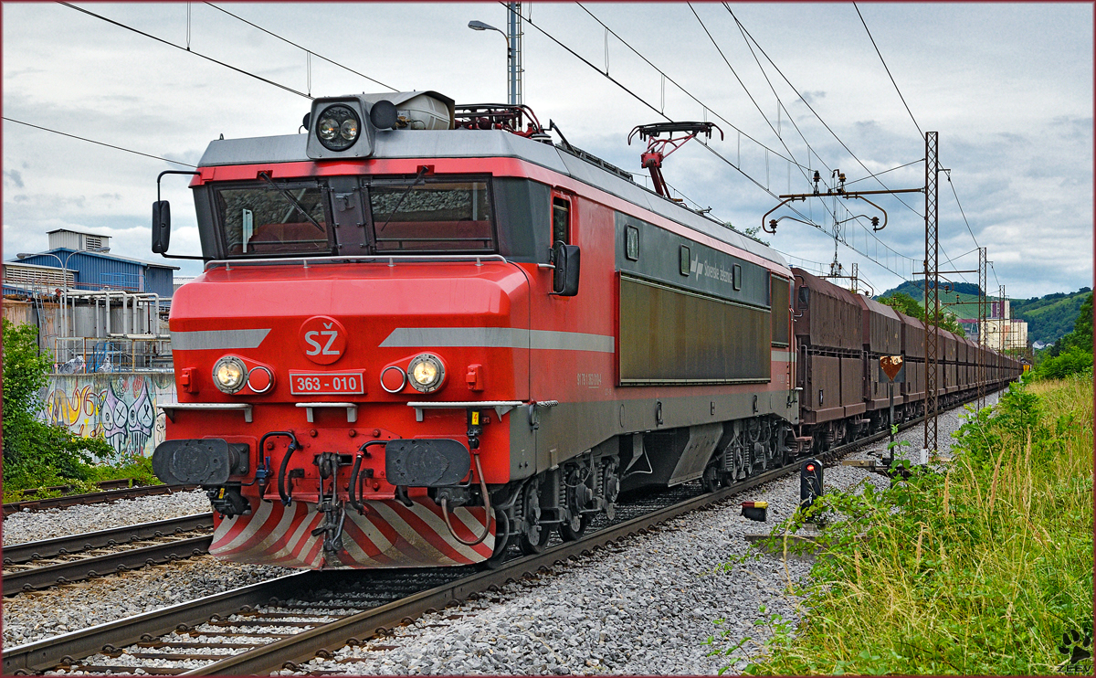 SŽ 363-010 zieht leeren Erzzug durch Maribor-Tabor Richtung Koper Hafen. /15.7.2016