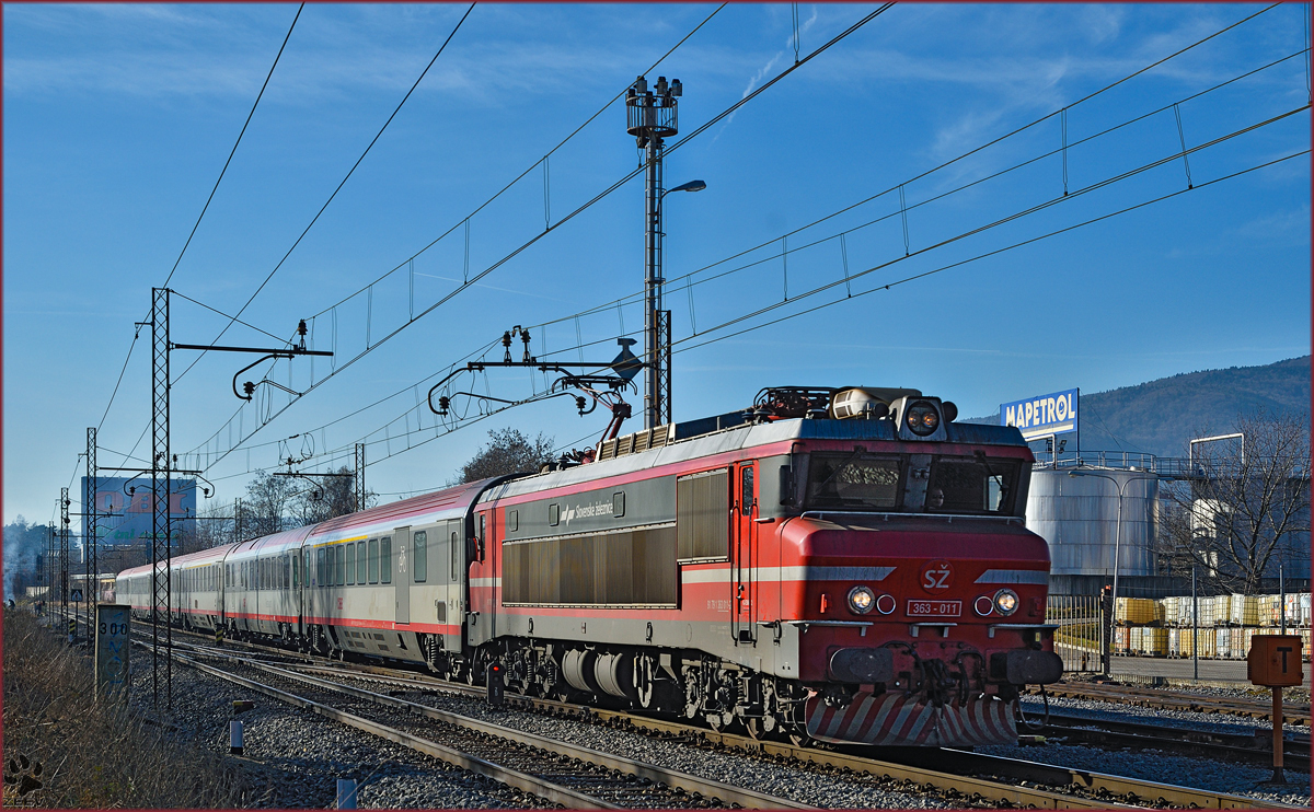 SŽ 363-011 zieht EC158 durch Maribor-Tabor Richtung Wien. /27.1.2016