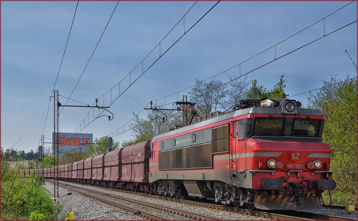 SŽ 363-011 zieht Erzzug durch Maribor-Tabor Richtung Norden. /14.4.2017