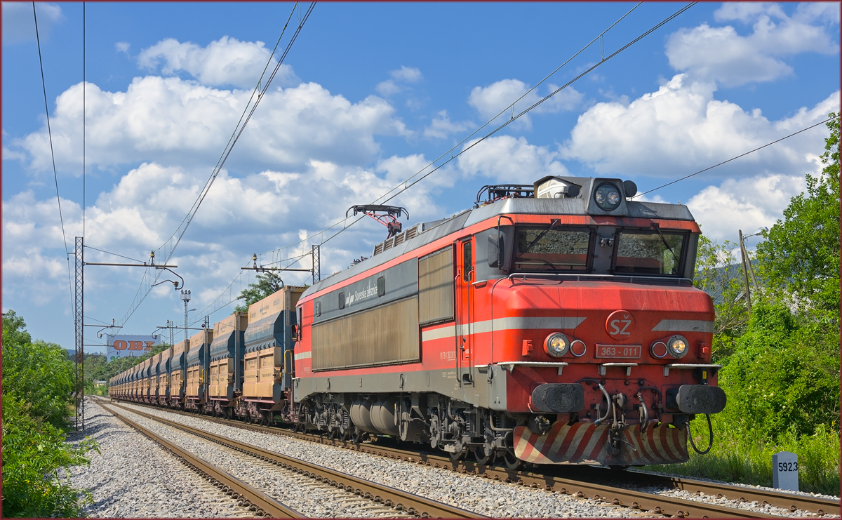 SŽ 363-011 zieht Erzzug durch Maribor-Tabor Richtung Norden. /23.6.2020