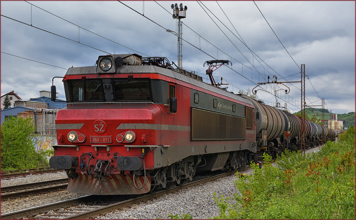 SŽ 363-011 zieht Kesselzug durch Maribor-Tabor Richtung Süden. /19.4.2017