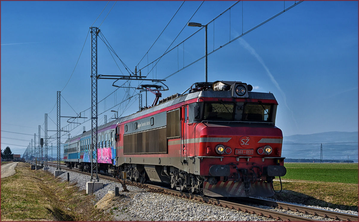 SŽ 363-011 zieht Personenzug durch Cirkovce-Polje Richtung Murska Sobota. /17.3.2017