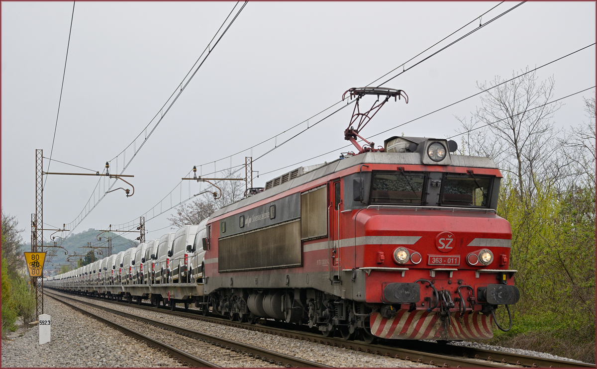 SŽ 363-011 zieht PkW-Zug durch Maribor-Tabor Richtung Koper Hafen. /13.4.2019