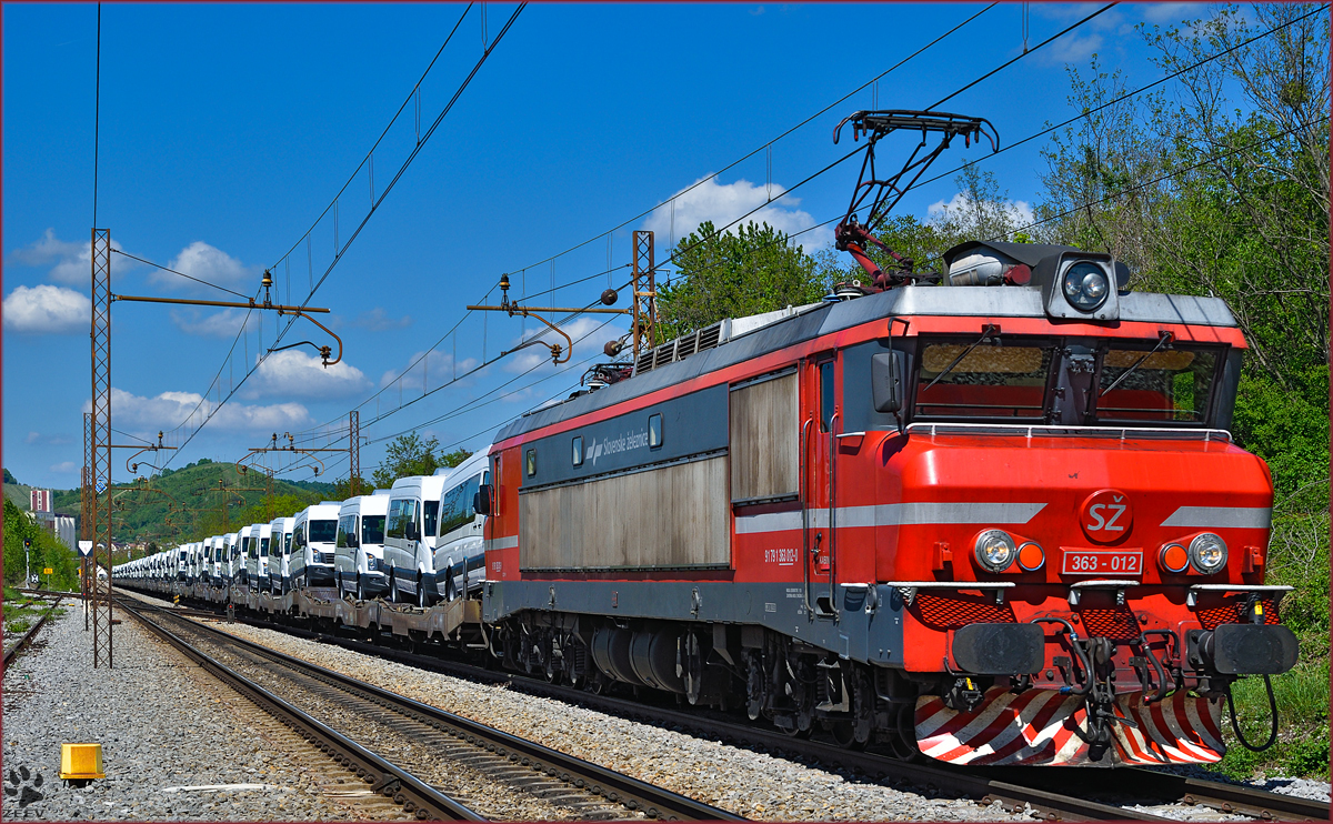 SŽ 363-012 zieht Autozug durch Maribor-Tabor Richtung Koper Hafen. /30.4.2016