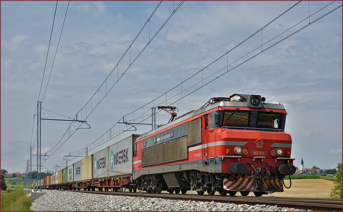 SŽ 363-012 zieht Containerzug an Črešnjevec vorbei Richtung Norden. /30.5.2018