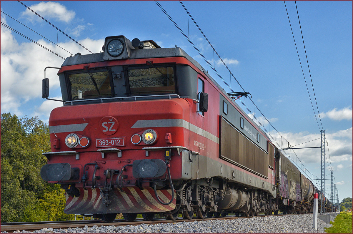 SŽ 363-012 zieht Güterzug an Črešnjevec vorbei Richtung Süden. /14.9.2017