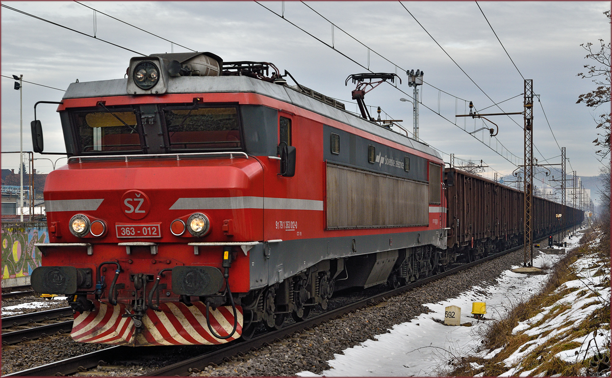 SŽ 363-012 zieht Güterzug durch Maribor-Tabor Richtung Süden. /9.1.2015