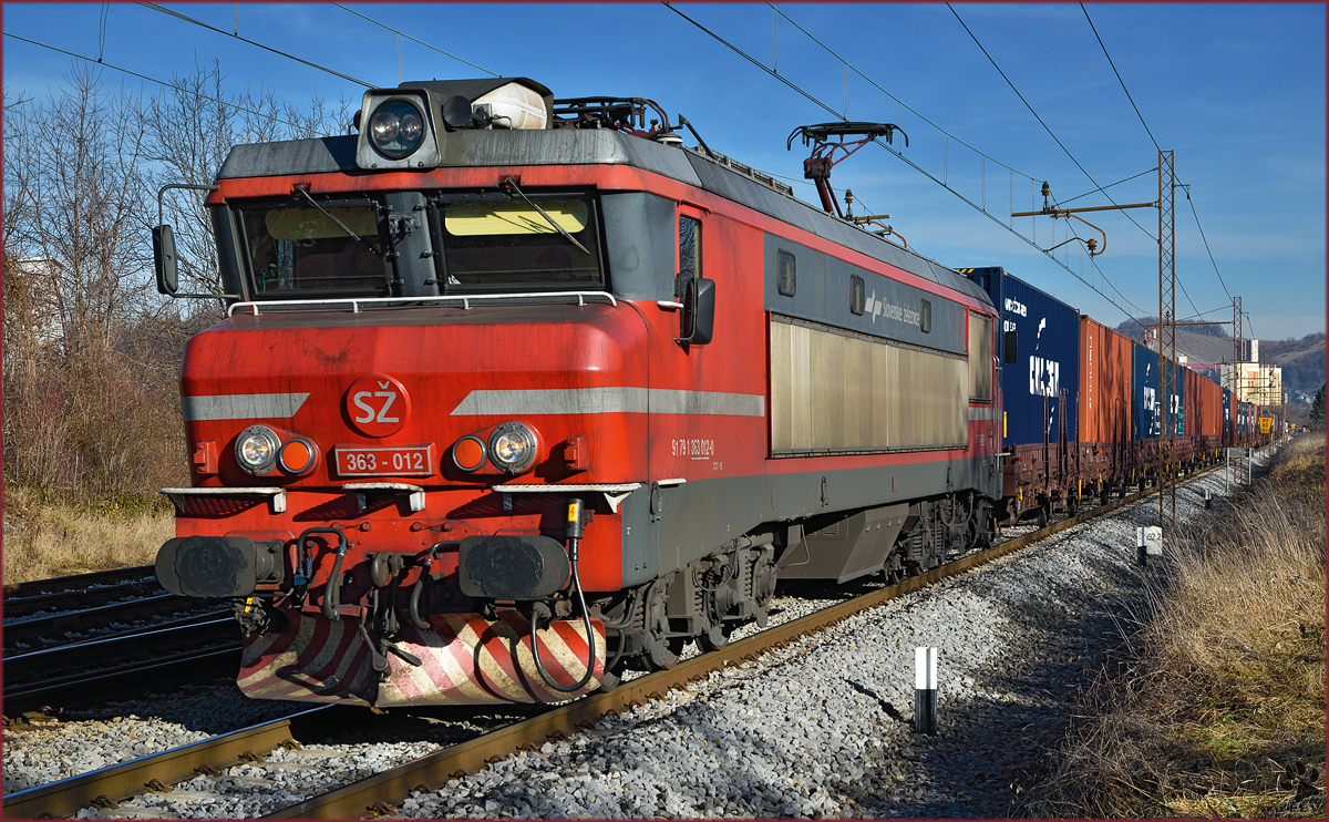SŽ 363-012zieht Containerzug durch Maribor-Tabor Richtung Koper Hafen. /27.1.2016
