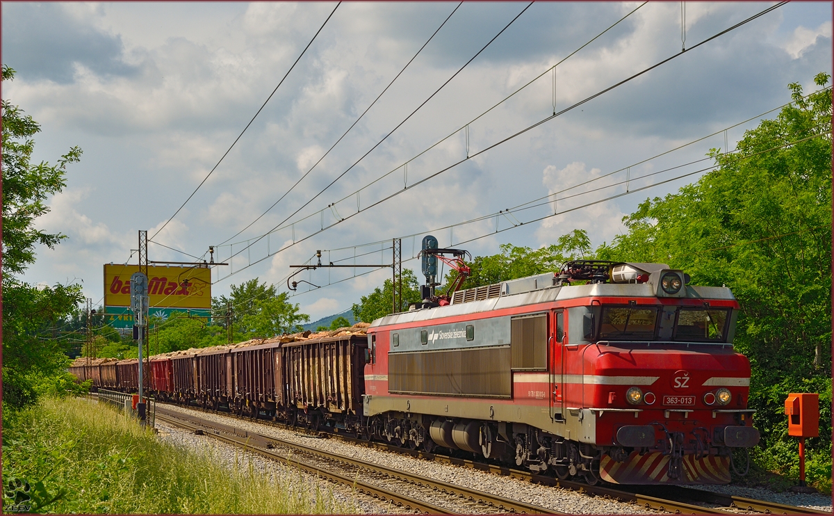 SŽ 363-013 zieht Güterzug durch Maribor-Tabor Richtung Norden. /26.5.2014