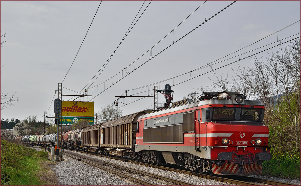 SŽ 363-013 zieht Güterzug durch Maribor-Tabor Richtung Norden. /14.4.2015