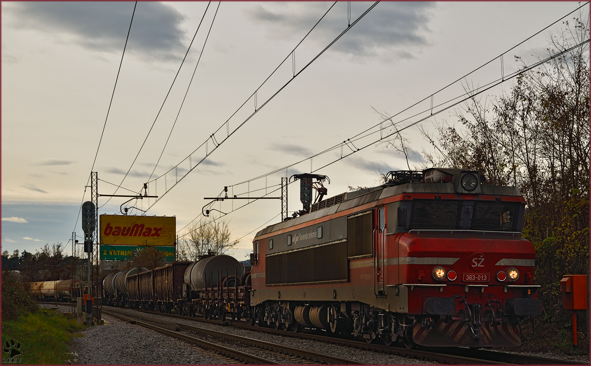 SŽ 363-013 zieht Güterzug durch Maribor-Tabor Richtung Norden. /20.11.2015