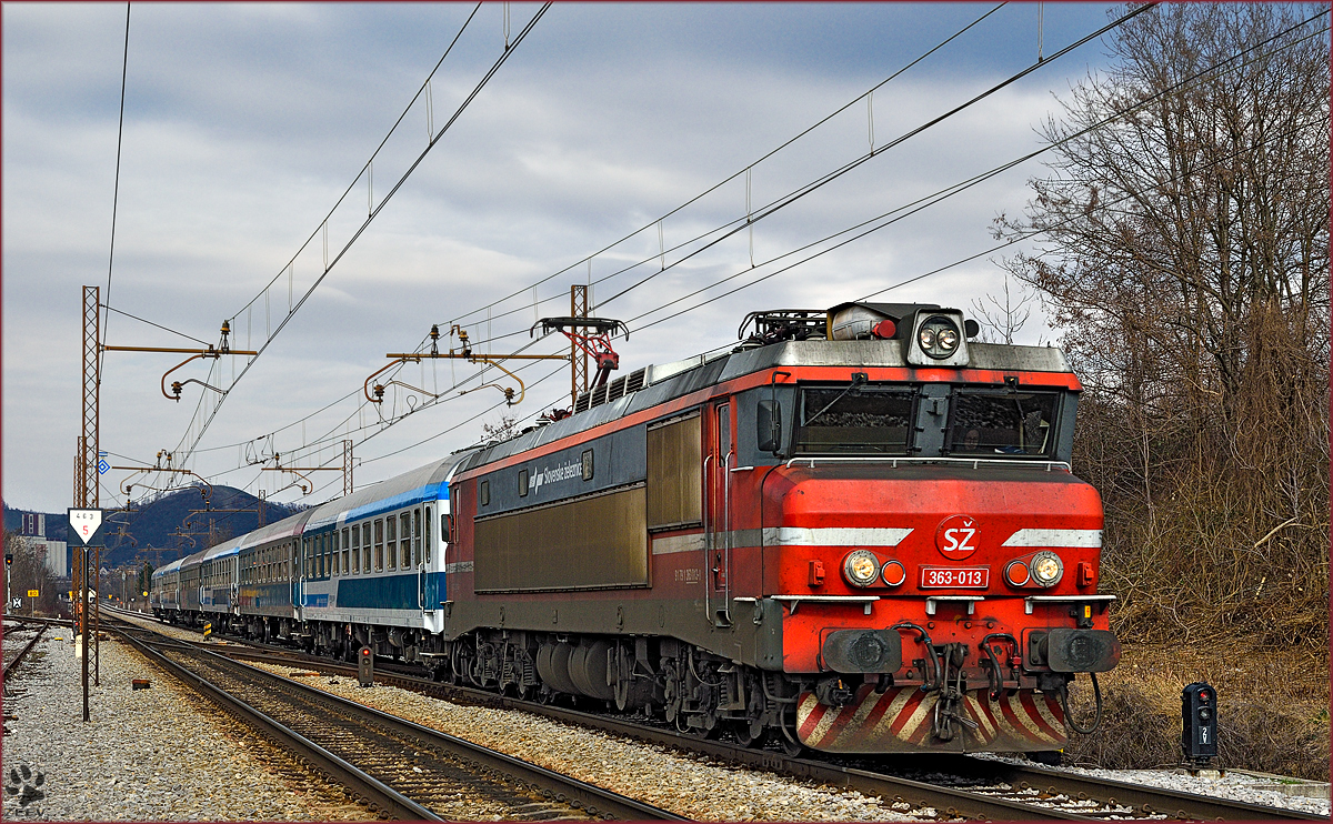 SŽ 363-013 zieht Personenzug durch Maribor-Tabor Richtung Pragersko. /27.2.2016