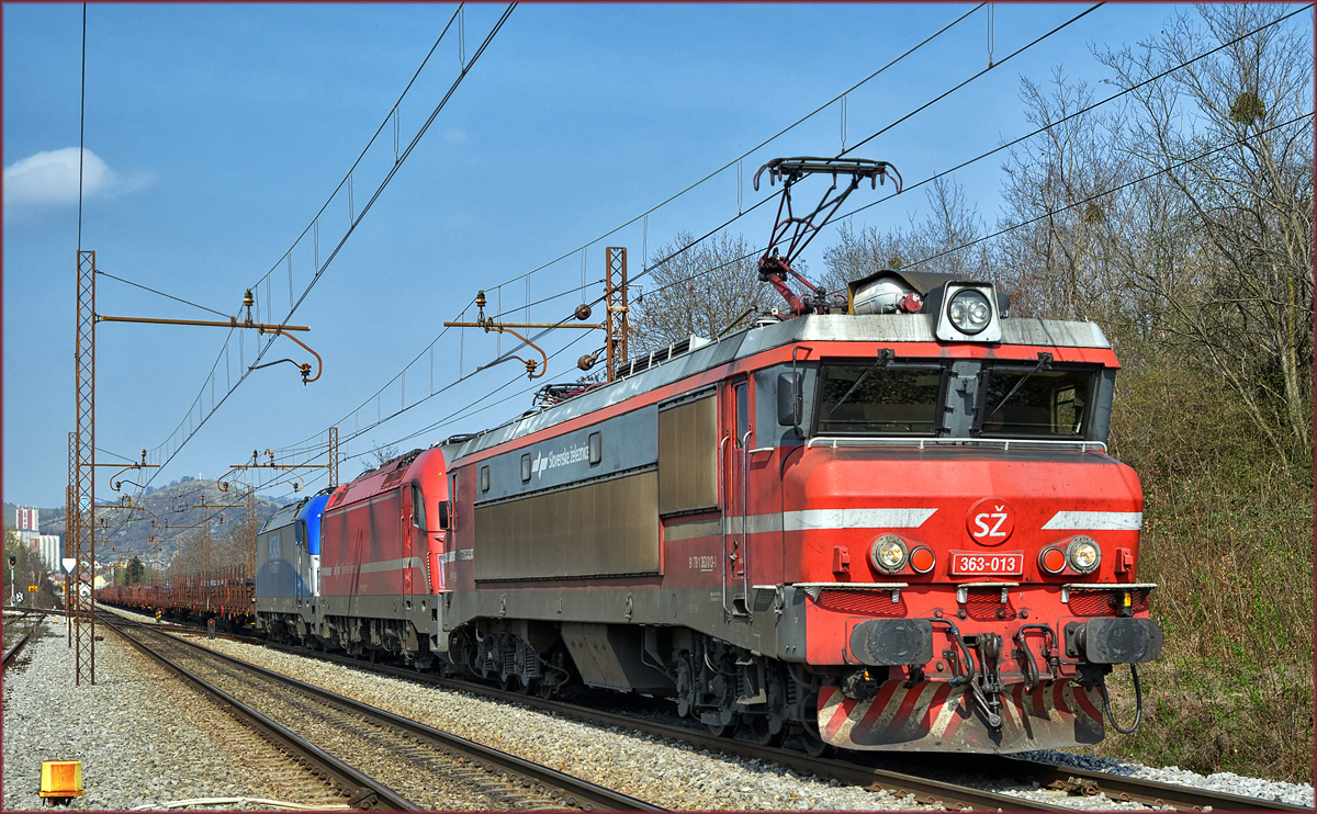SŽ 363-013 zieht SŽ541-011 + ADRIA 1216 922 und Stahlzug durch Maribor-Tabor Richtung Süden. /25.3.2017