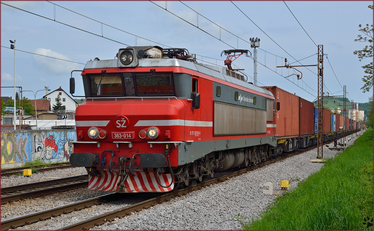 SŽ 363-014 zieht Containerzug durch Maribor-Tabor Richtung Koper Hafen. /23.4.2014