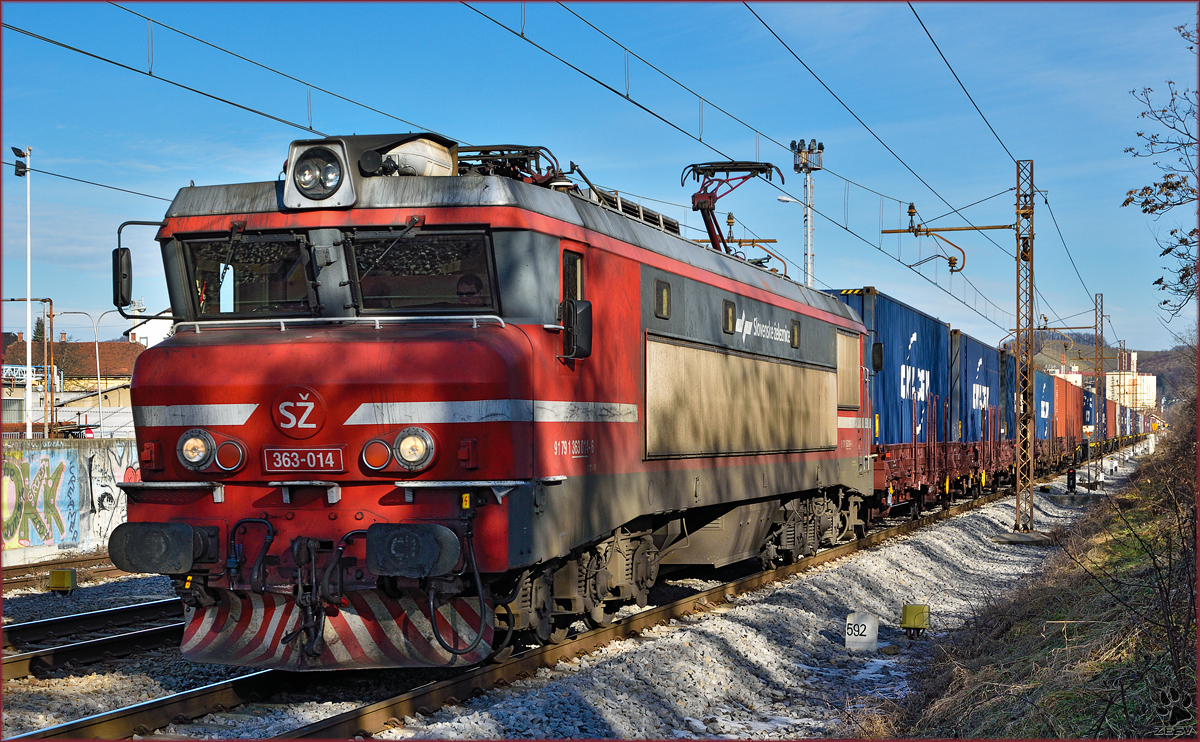 SŽ 363-014 zieht Containerzug durch Maribor-Tabor Richtung Koper Hafen. /14.1.2015