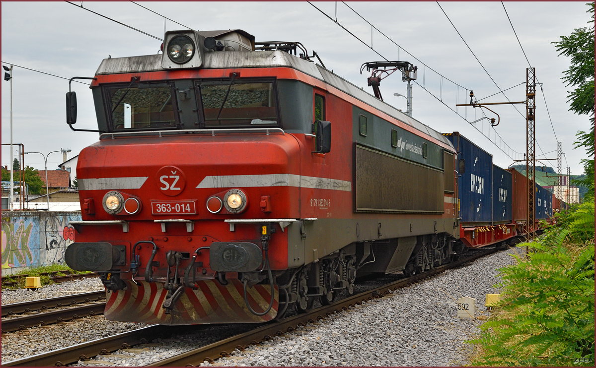 SŽ 363-014 zieht Containerzug durch Maribor-Tabor Richtung Koper Hafen. /9.7.2015