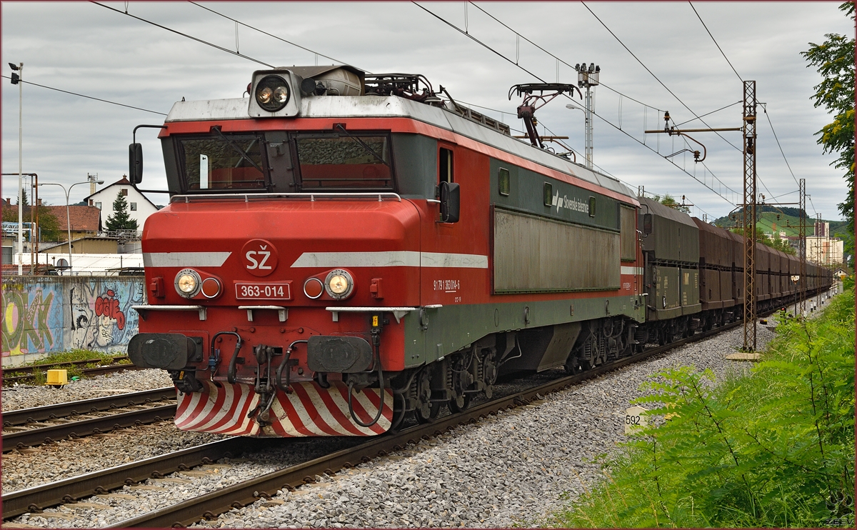 SŽ 363-014 zieht Erzzug durch Maribor-Tabor Richtung Koper Hafen. /12.8.2014