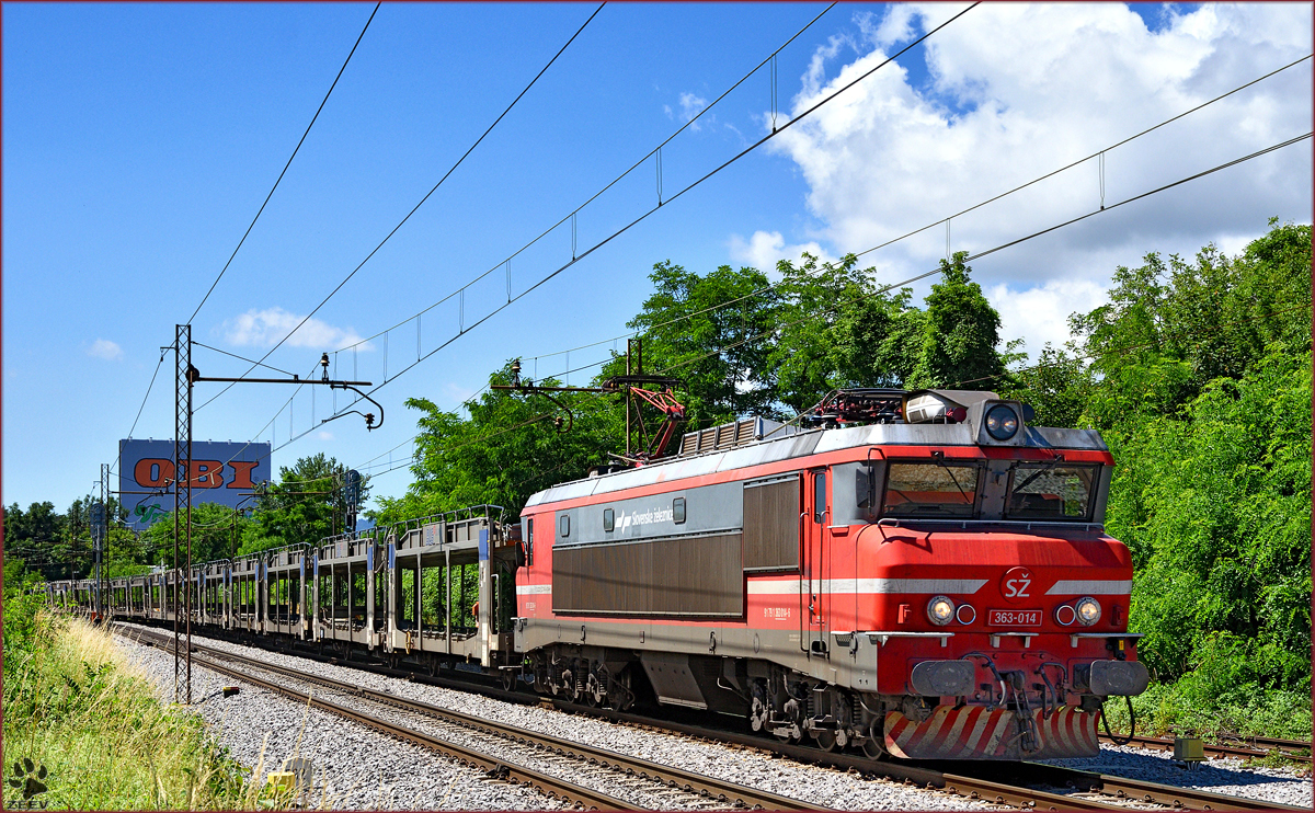 SŽ 363-014 zieht leeren Autozug durch Maribor-Tabor Richtung Norden. /21.6.2016