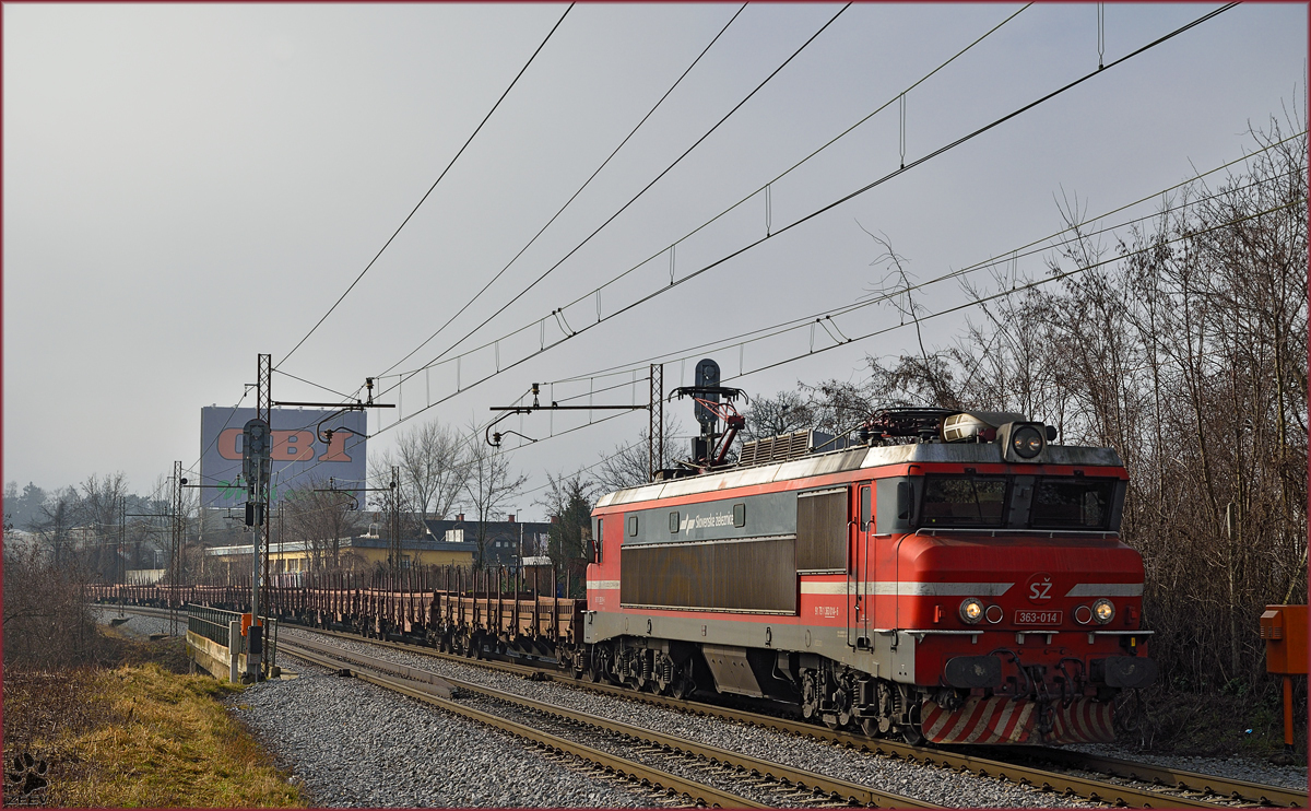 SŽ 363-014 zieht leeren Containerzug durch Maribor-Tabor Richtung Norden. /20.2.2016