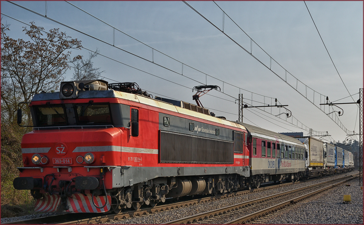 SŽ 363-014 zieht LkW-Zug durch Maribor-Tabor Richtung Norden. /25.3.2017