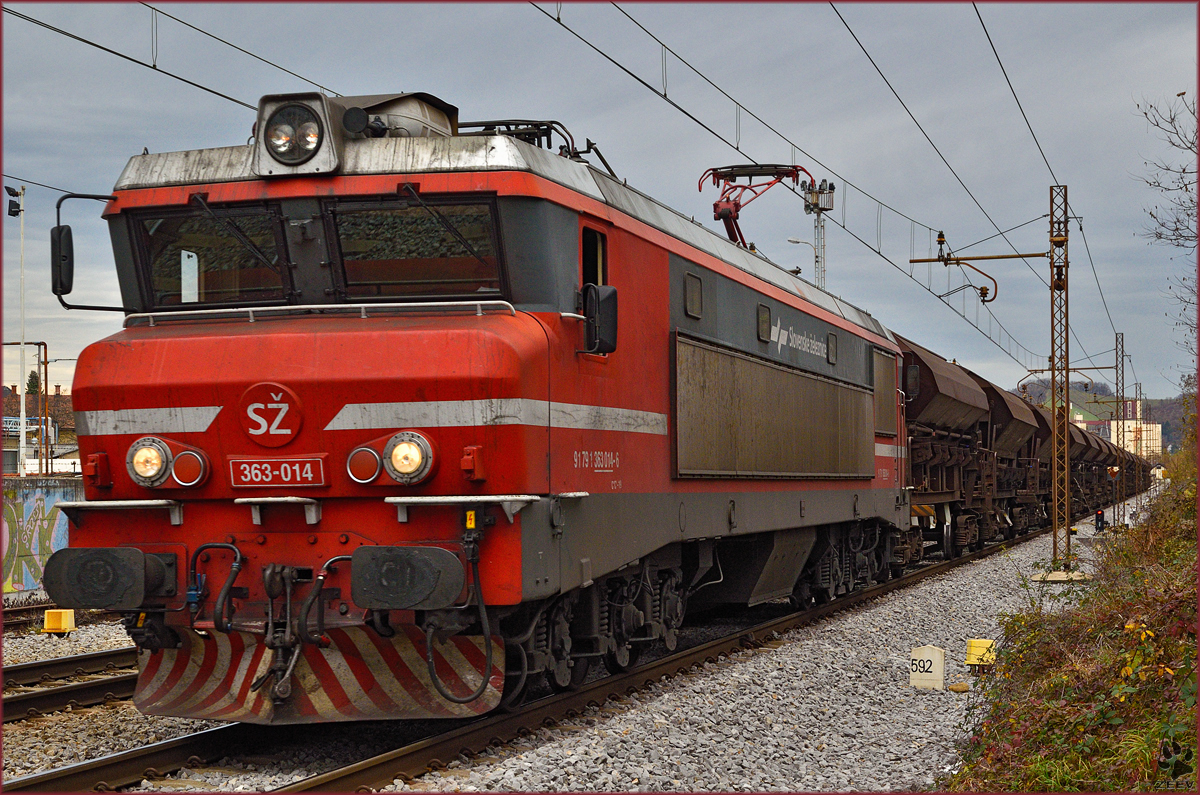 SŽ 363-014 zieht Schotterzug durch Maribor-Tabor Richtung Süden. /17.11.2015