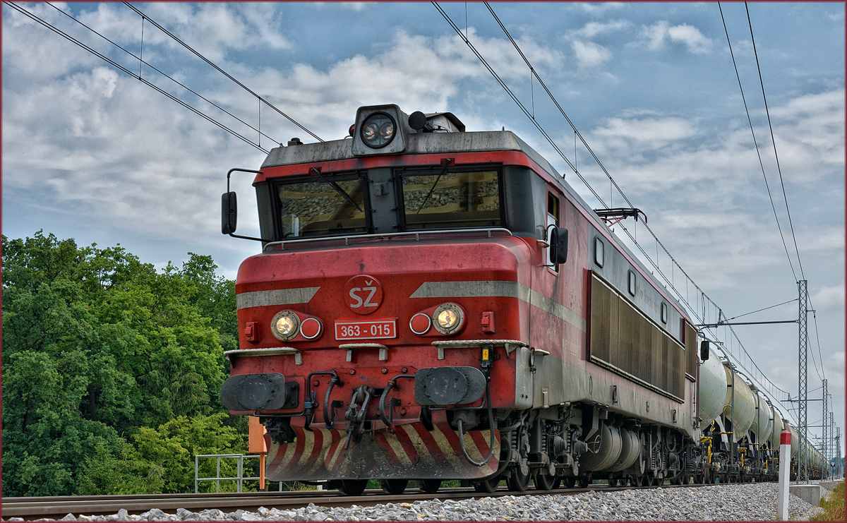 SŽ 363-015 zieht Kesselzug an Črešnjevec vorbei Richtung Koper Hafen. /30.5.2018