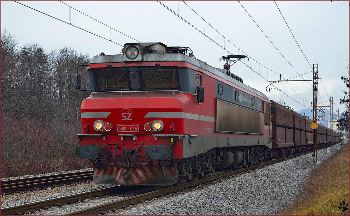 SŽ 363-015 zieht lehren Erzzug durch Maribor-Tabor Richtung Koper Hafen. /20.1.2014