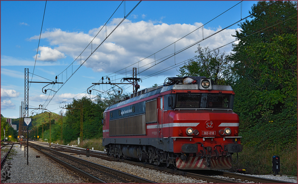 SŽ 363-016 fährt als Lokzug durch Maribor-Tabor Richtung Tezno VBF. /28.9.2015