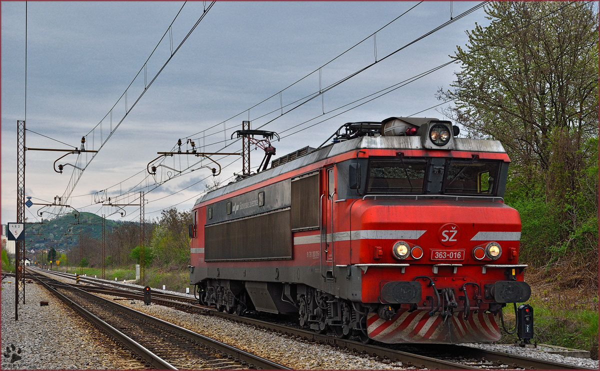 SŽ 363-016 fährt als Lokzug durch Maribor-Tabor Richtung Tezno VBF. /9.4.2016