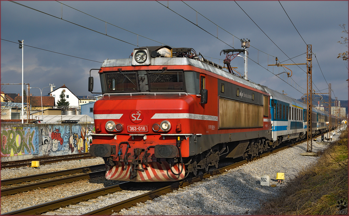 SŽ 363-016 zieht EC151 'Emona' durch Maribor-Tabor Richtung Ljubljana. /19.1.2015