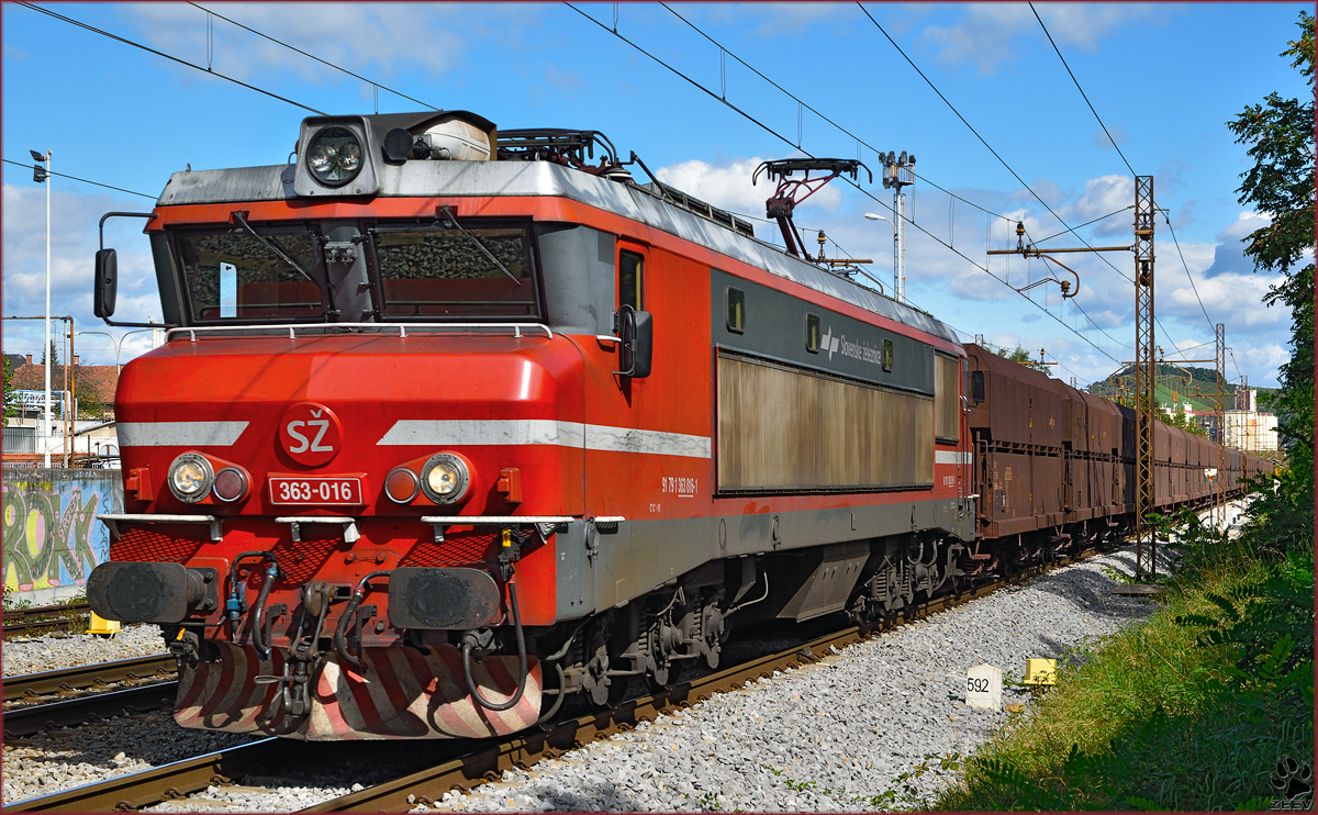 SŽ 363-016 zieht Erzzug durch Maribor-Tabor Richtung Koper Hafen. /23.9.2014