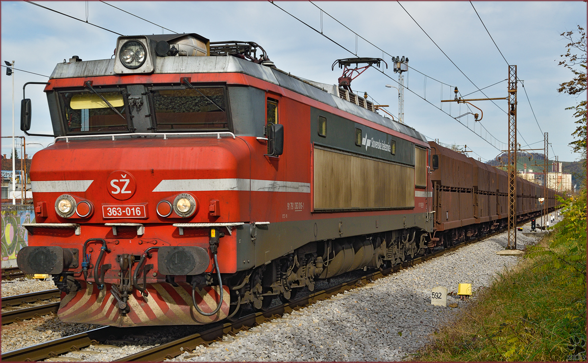 SŽ 363-016 zieht Erzzug durch Maribor-Tabor Richtung Koper Hafen. /11.11.2014