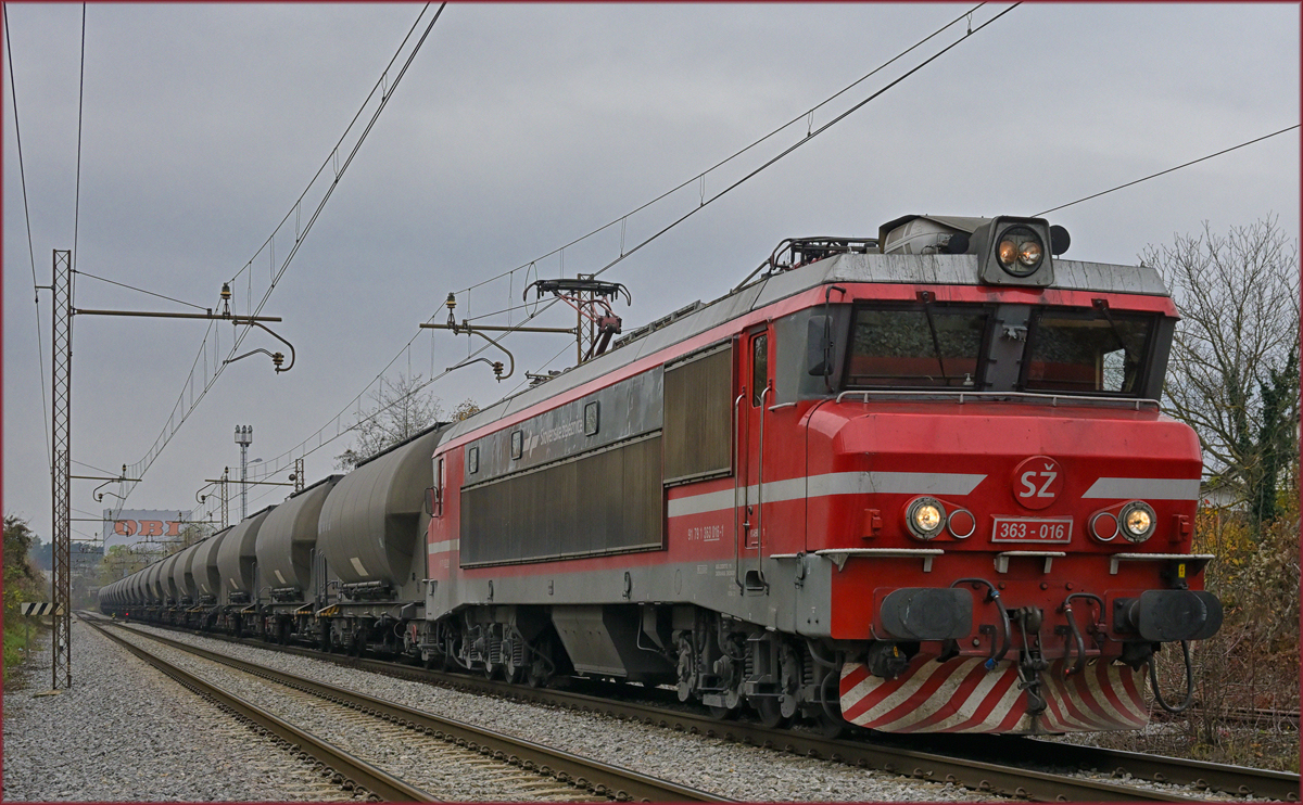SŽ 363-016 zieht Kesselzug durch Maribor-Tabor Richtung Norden. /17.11.2021