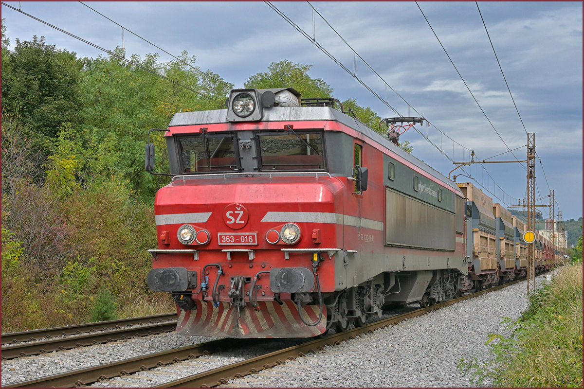 SŽ 363-016 zieht leeren Erzzug durch Maribor-Tabor Richtung Koper Hafen. /22.9.2021