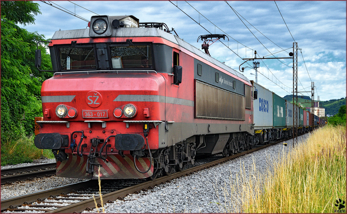SŽ 363-017 zieht Containerzug durch Maribor-Tabor Richtung Koper Hafen. /6.7.2016