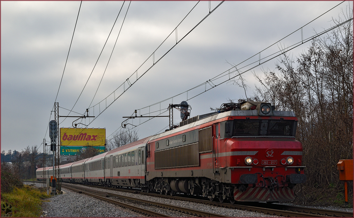 SŽ 363-017 zieht EC158 durch Maribor-Tabor Richtung Wien. /15.12.2015