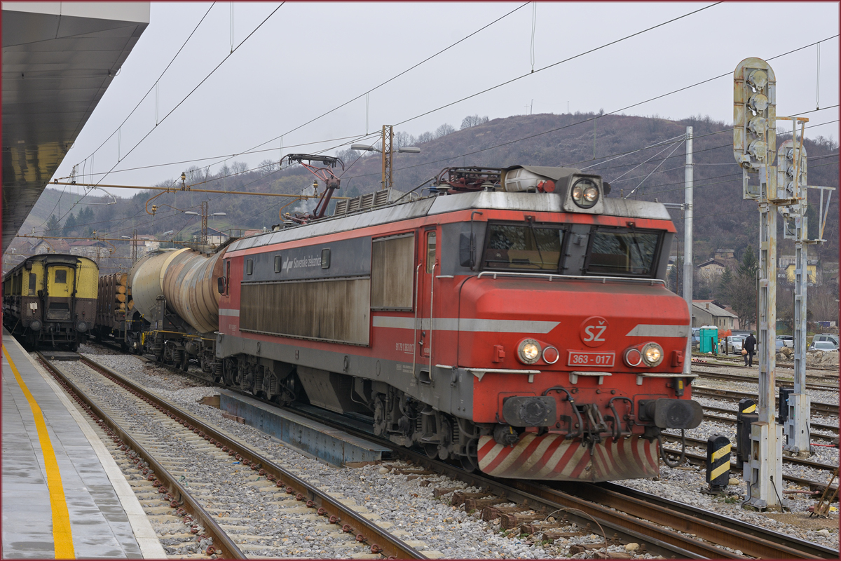 SŽ 363-017 zieht Güterzug durch Maribor HBF Richtung Süden. /5.12.2019 