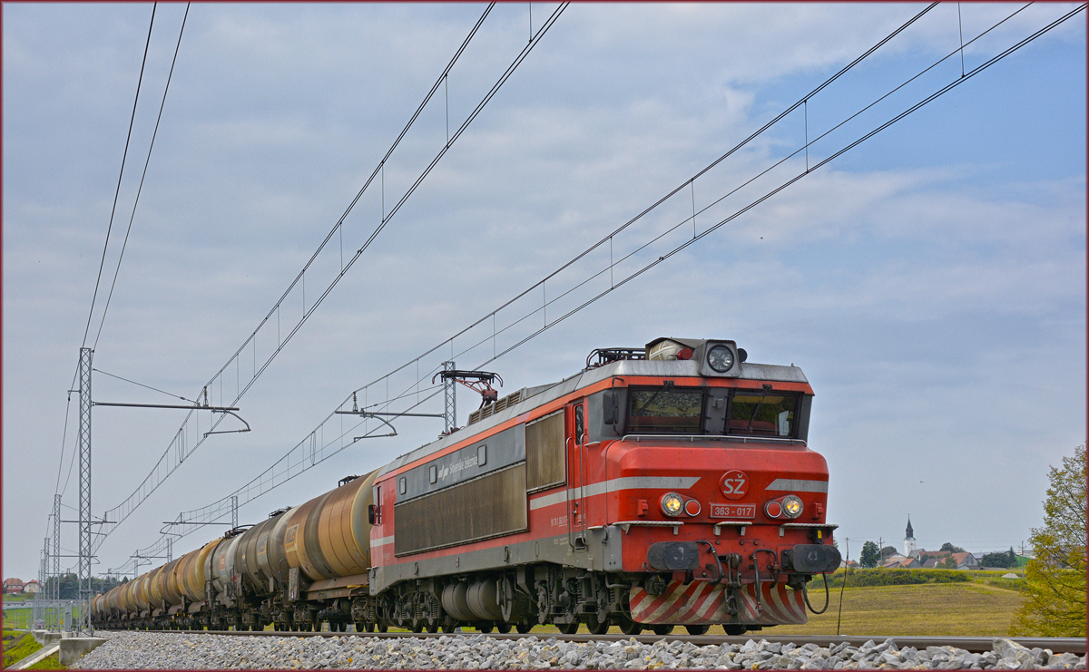 SŽ 363-017 zieht Kesselzug an Črešnjevec vorbei Richtung Norden. /5.9.2018