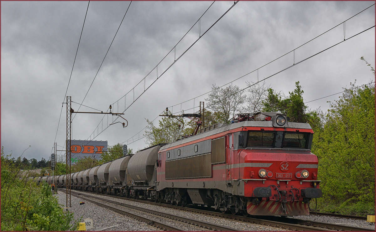 SŽ 363-017 zieht Kesselzug durch Maribor-Tabor Richtung Norden. /19.4.2017