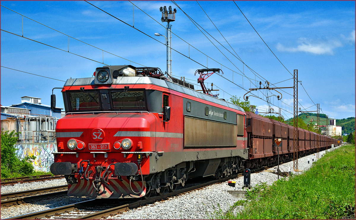 SŽ 363-017 zieht leeren Erzzug durch Maribor-Tabor Richtung Koper Hafen. /5.5.2016