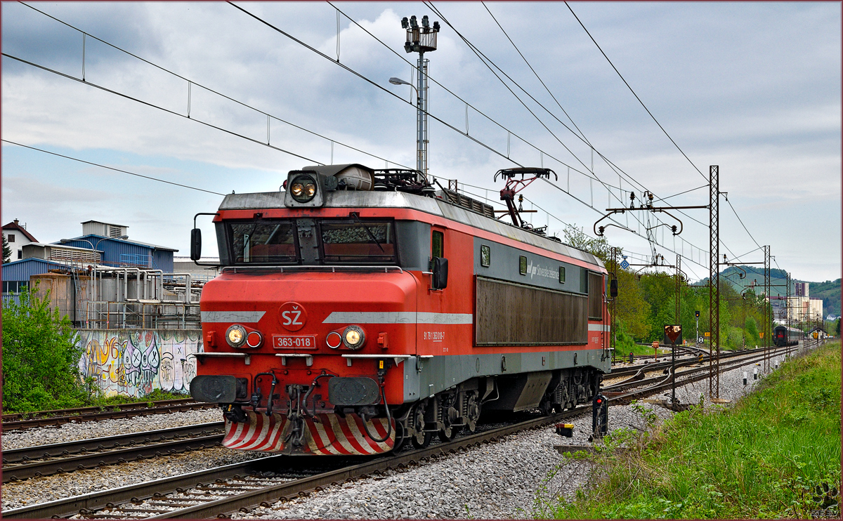 SŽ 363-018 fährt als Lokzug durch Maribor-Tabor Richtung Tezno VBF. /19.4.2016