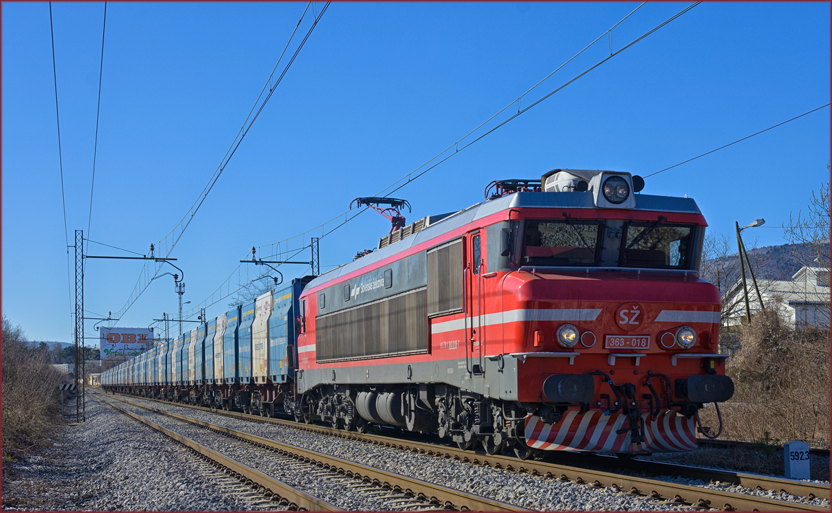 SŽ 363-018 zieht Erzzug durch Maribor-Tabor Richtung Norden. /27.2.2020