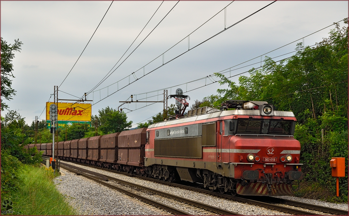 SŽ 363-018 zieht Erzzug durch Maribor-Tabor Richtung Norden. /3.9.2014