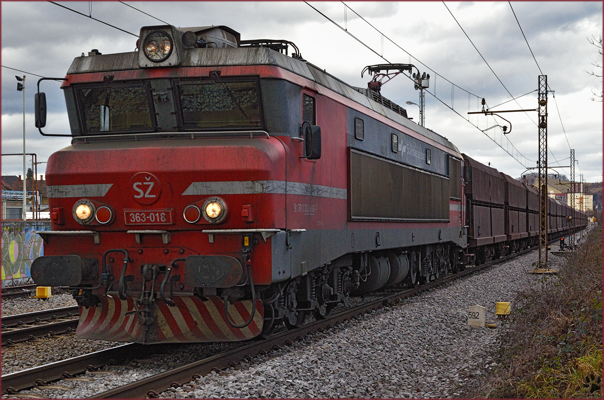 SŽ 363-018 zieht leeren Erzzug durch Maribor-Tabor Richtung Koper Hafen. /11.1.2016